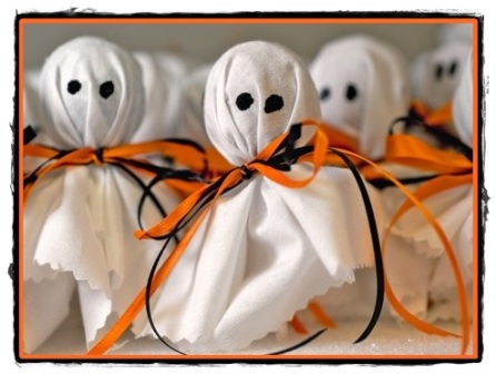 Confectionam decoratiuni de Halloween stafii si fantome